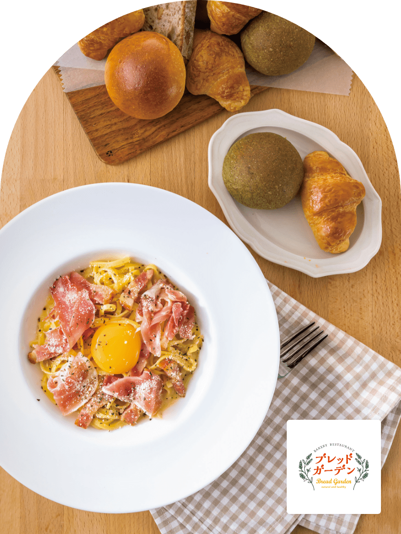 焼き立てパンと楽しむパスタとグリル料理 当店のパスタは、断面が楕円形のロングパスタ。平たい形状でソースとよく絡むのが特徴です。 チキンやハンバーグの定番メニューも多数取り揃えております。 お料理のソースをパンにつけてお楽しみください。