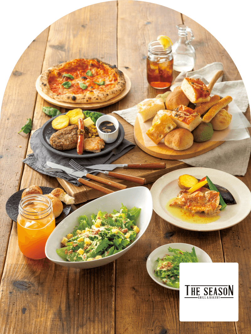 「グリル料理と焼き立てパン」<br>当店自慢のピザなど、熱々の鉄板料理と焼き立てパンを楽しめます。<br>こだわりのコーヒー豆を使用したコーヒーは、焼きたてパンとの相性も◎フレンチプレスコーヒーや水出しアイスコーヒーでご堪能ください。