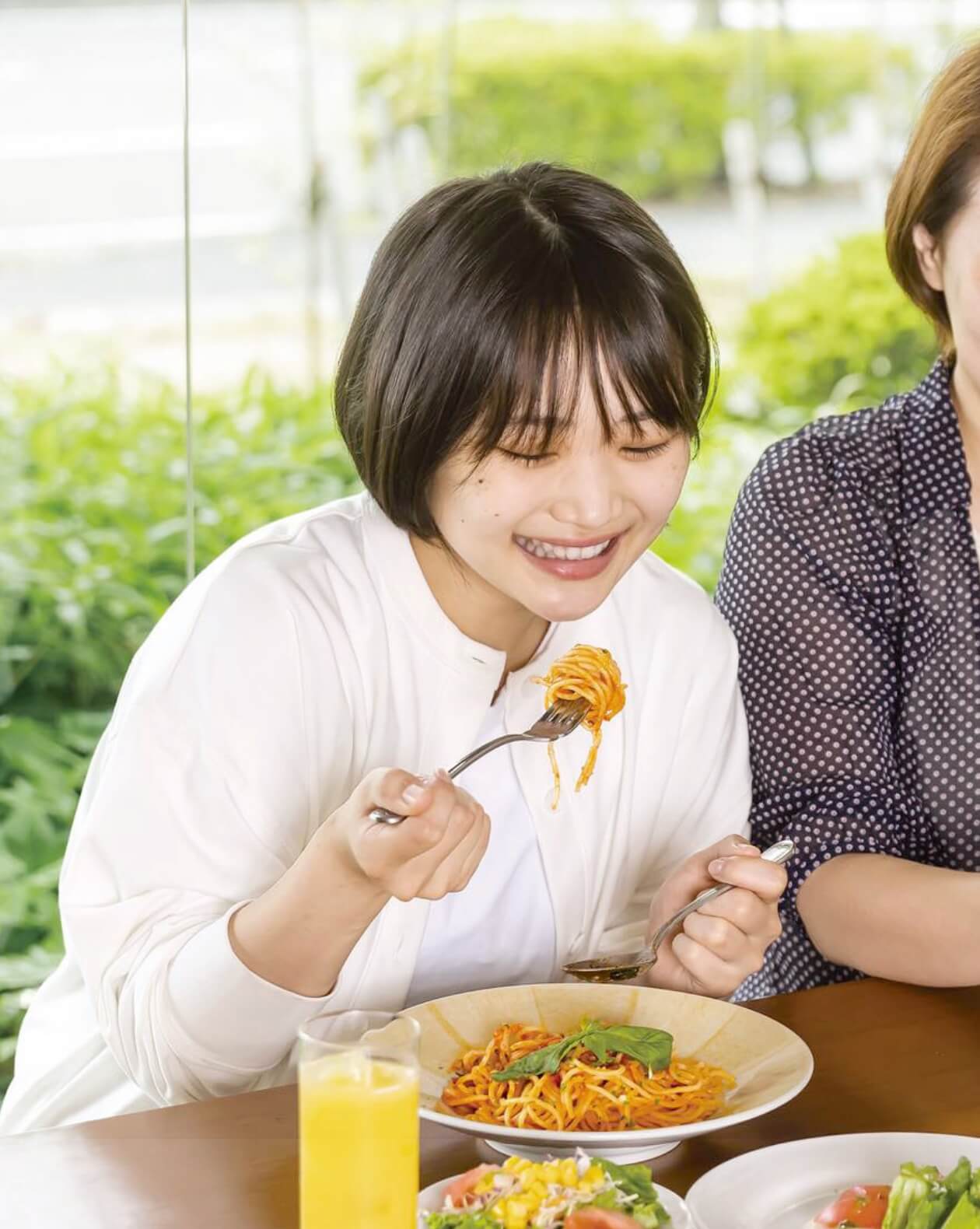 食事している女性